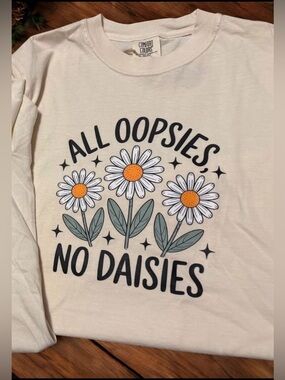 Comfort Colors Cream Graphic Tee with Daisies